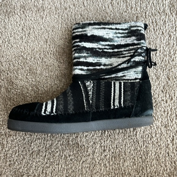 Toms Black and Gray Winter Boots - Picture 5 of 10